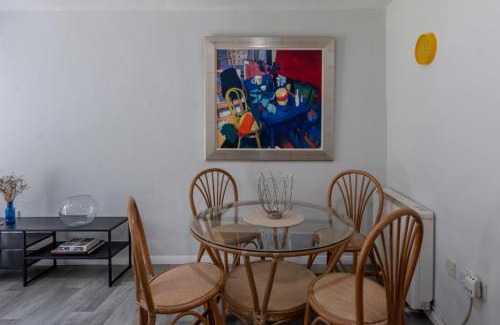 Crawley Apartment | Bright 2BD Maisonette Near Gatwick Airport