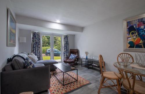 Crawley Apartment | Bright 2BD Maisonette Near Gatwick Airport