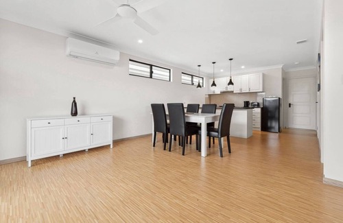 Bungalow Apartment | BRIGHT 2BEDROOM APARTMENT IN COZY INNER-CITY SUBURB- CAIRNS