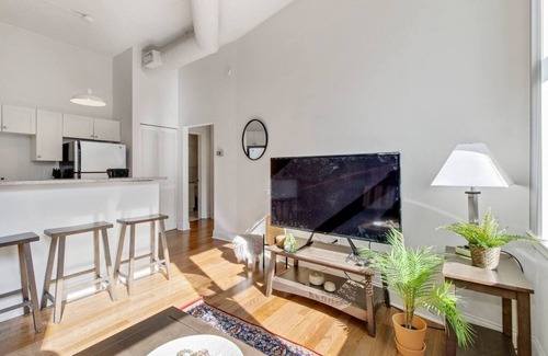 Point Breeze Condo | Bright 2BR Apartment w Free Parking, Wifi, Gym, Central Location