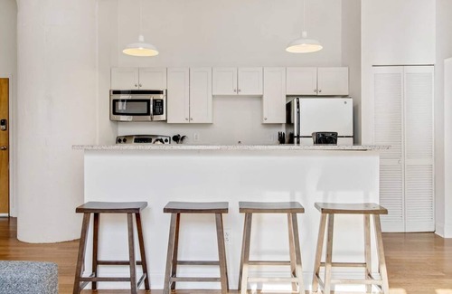Point Breeze Condo | Bright 2BR Apartment w Free Parking, Wifi, Gym, Central Location
