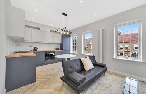 Lea Bridge House | Bright 2BR – Contractor + Family Friendly