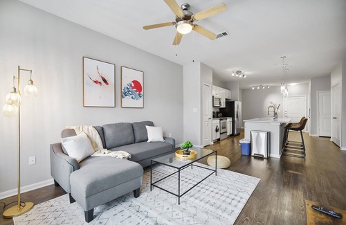 St. Edwards Apartment | Bright 2BR Flat w/Balcony + Pool | Walk to SoCo