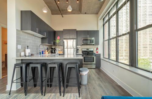 Near South Side Apartment | Bright 2BR Luxury Corner Suite with Optional Parking Sleeps 6 guests Near McCormick Place and Soldier Field