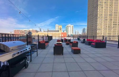 Near South Side Apartment | Bright 2BR Luxury Corner Suite with Optional Parking Sleeps 6 guests Near McCormick Place and Soldier Field