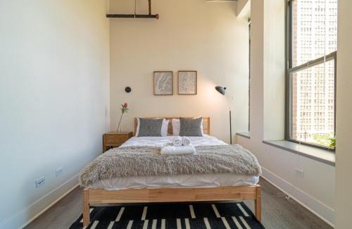 Near South Side Apartment | Bright 2BR Luxury Corner Suite with Optional Parking Sleeps 6 guests Near McCormick Place and Soldier Field