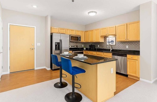 West Seventh Apartment | Bright 2BR Stay | King and 2 Queens + FREE Parking