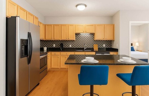 West Seventh Apartment | Bright 2BR Stay | King and 2 Queens + FREE Parking