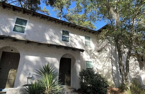 Palmetto Dunes Cottage | Bright 2BR Townhome Pool & Beach Minutes Away