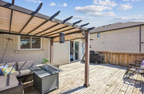 Northeast Mississauga Apartment | Bright 3-BDRM House, Family Home & Parking, YYZ Airport