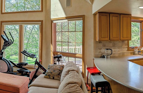 Plymouth Meeting House | Bright 3-bed "Tree Fort" home in Ply Mtg for OCT 1: WiFi, fItness, 30-day min