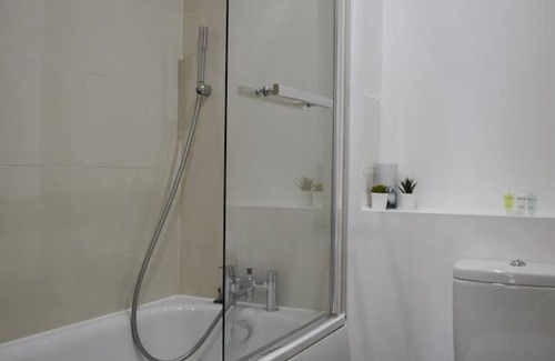 Havering Condo | Bright 3 bed with balcony in Romford