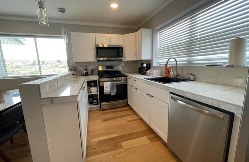 Globe House | Bright 3 bedroom, 2 bath home; game room w/arcade machines - basketball machine