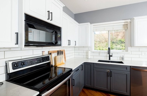 Campbell River House | Bright 3 Bedroom Home with Home Theater