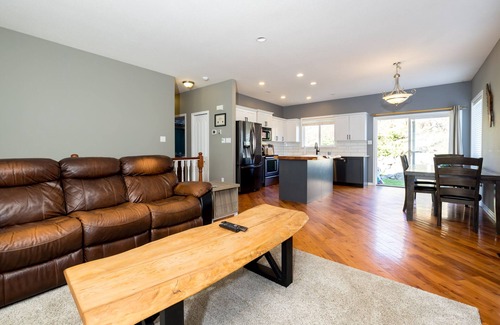 Campbell River House | Bright 3 Bedroom Home with Home Theater