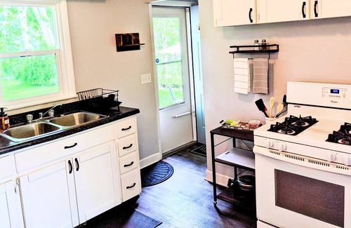 Portage House | Bright 3 BR on Cul-de-sac Conveniently located to Airport, Stryker, WMU, DT KZOO