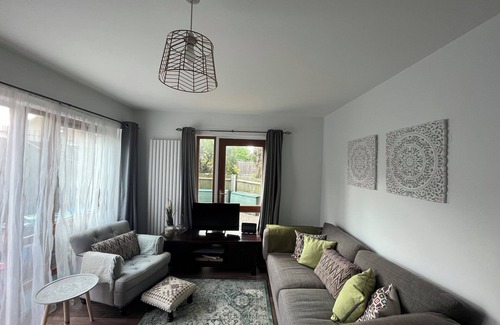 Shadwell Apartment | Bright 3BD Family Flat with Garden, Shadwell