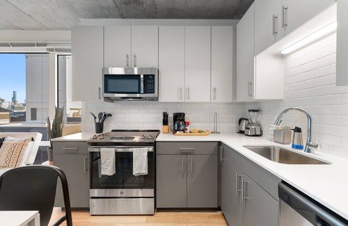 River North Hotel | Bright 3BR Stylish Apartment Near North Ave Shops