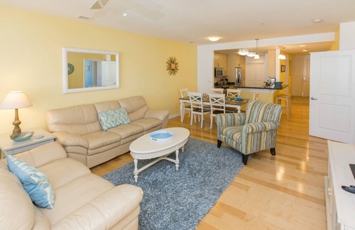 Sandbridge Condo | Bright 3rd-floor courtyard condo with balcony, pools, gym, & AC