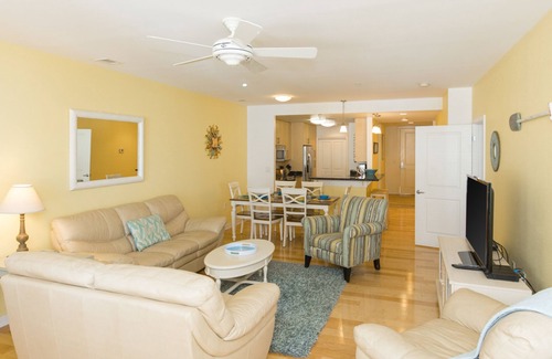 Sandbridge Condo | Bright 3rd-floor courtyard condo with balcony, pools, gym, & AC