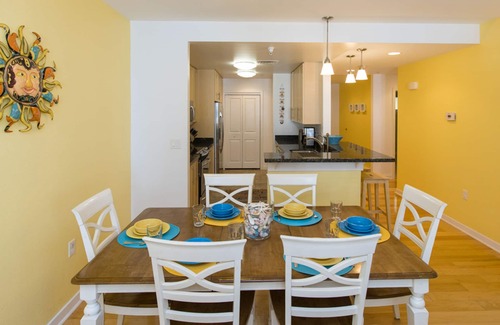 Sandbridge Condo | Bright 3rd-floor courtyard condo with balcony, pools, gym, & AC