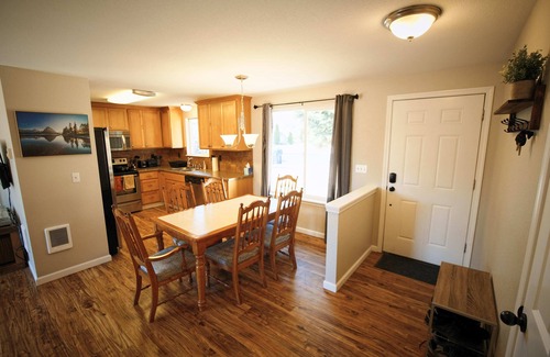 Redmond House | Bright 4-bedroom home near Airport & Bend w/big backyard