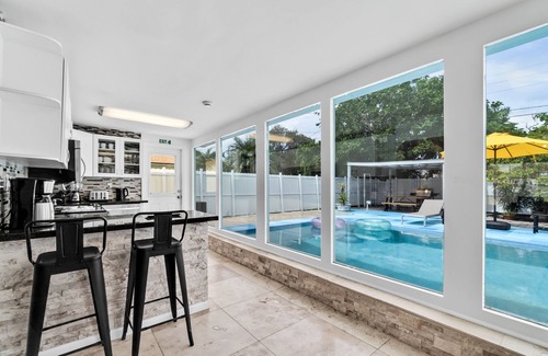 Driftwood House | Bright 4BR with Pool and Game Room near Hard Rock