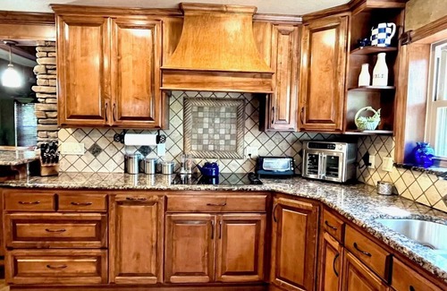 Kingston House | Bright & Airy 3 BR with AC, Game Rm, Near Casinos, Lake Texoma Marinas & Trails