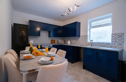 Redcar Apartment | Bright, airy 4 bed flat in Redcarnear sea & shops