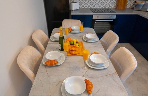 Redcar Apartment | Bright, airy 4 bed flat in Redcarnear sea & shops