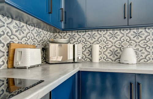 Redcar Apartment | Bright, airy 4 bed flat in Redcarnear sea & shops