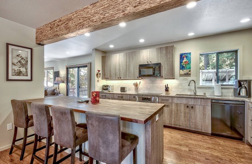 Tahoe Vista House | Bright, airy home near lake and skiing.