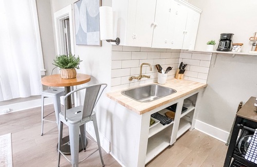 East Midtown Apartment | Bright & Airy Loft Style Corner Unit - Heart Of Midtown Memphis, Walk everywhere