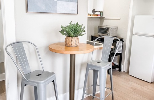 East Midtown Apartment | Bright & Airy Loft Style Corner Unit - Heart Of Midtown Memphis, Walk everywhere