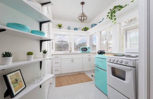 Riverside Apartment | Bright Airy Luxurious Abode in Walkable Riverside