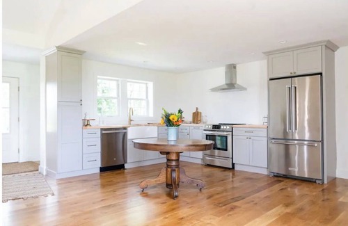Manlius House | Bright and Airy 5 Bedroom Farmhouse w/sunset views