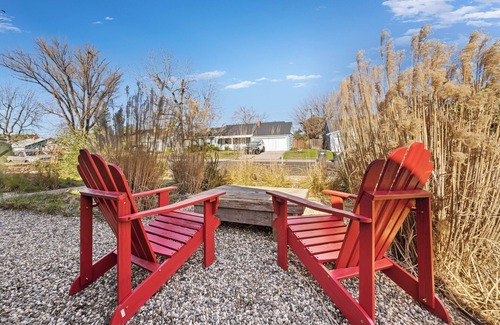 Arden-Arcade Cottage | Bright and Airy, Garden Retreat near Cottage Park. Pet Friendly.