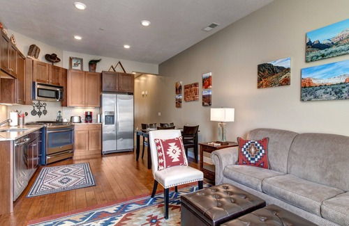 Kimball Junction Condo | Bright and Airy Mountain Townhome. Walk to Shops, Dining, Trails + Hot Tub
