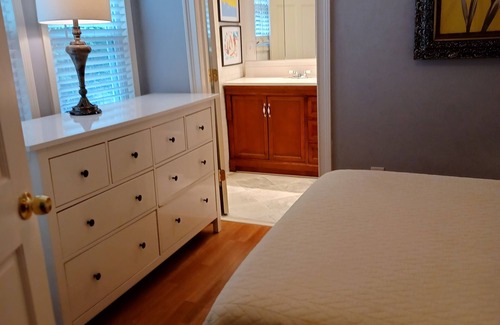 Sewickley Cottage | Bright and Beautiful One Bedroom Cottage