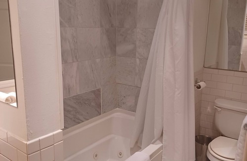 Sewickley Cottage | Bright and Beautiful One Bedroom Cottage