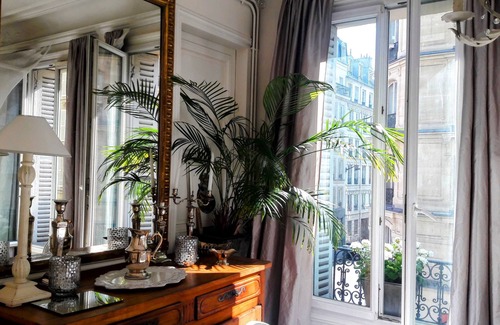 6th Arrondissement Apartment | Bright and charming Parisian apartment in the center of town