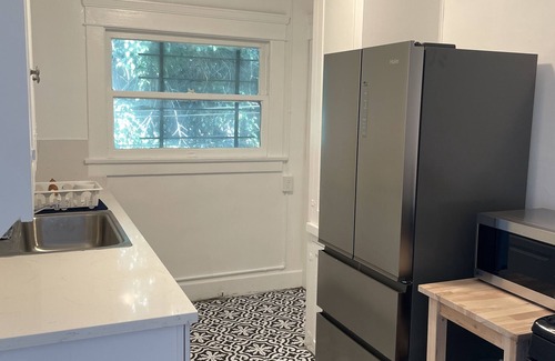 North Pine Apartment | Bright and Charming Upper 2 bedroom near happening Pine Ave, Long Beach!