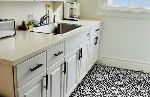 North Pine Apartment | Bright and Charming Upper 2 bedroom near happening Pine Ave, Long Beach!