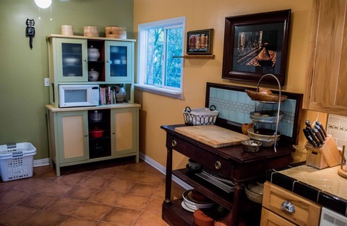 North Hollywood House | Bright and Cheerful North Hollywood House - In Quiet Neighborhood!