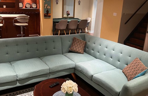 Richmond Hill Apartment | Bright and Clean Basement Apartment,5 min to Lakes.