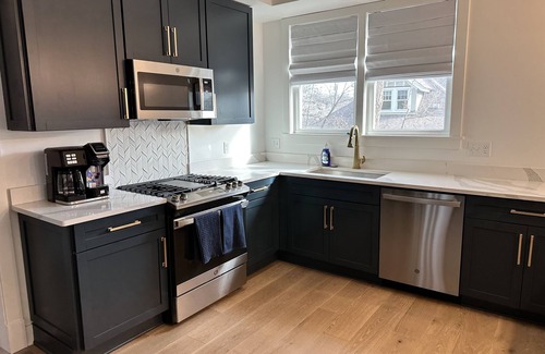 Hyde Park House | Bright and clean home within a quick walk to Hyde Park Square