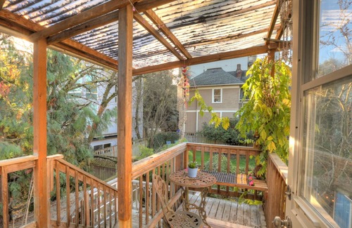 Mann House | Bright and Colorful Seattle Jungalow
