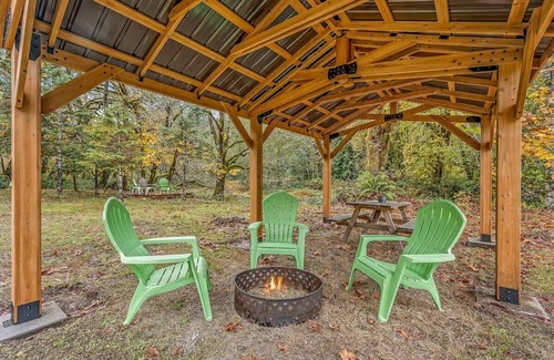 Sherwood Cottage | Bright and Colorful Tiny Home for Two - Unique Northwest Vacation Rentals