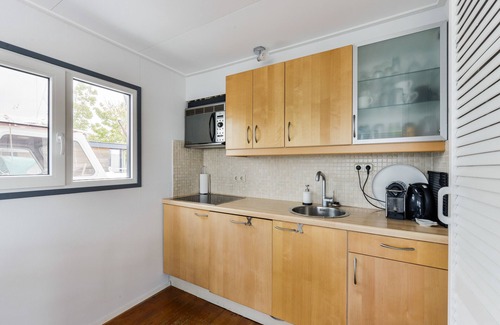 Municipality of Aalsmeer Apartment | Bright and Comfortable Houseboat
