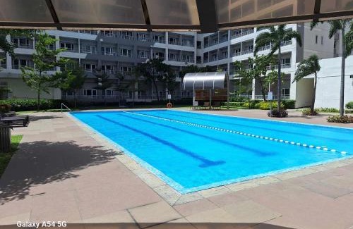 Ususan Apartment | Bright and Cozy 1 Bedroom with Balcony Pool View and WiFi in Grace Residences